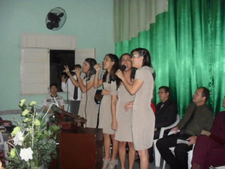 PORQUE SÓ ELE É MERECEDOR DO NOSSO LOUVOR